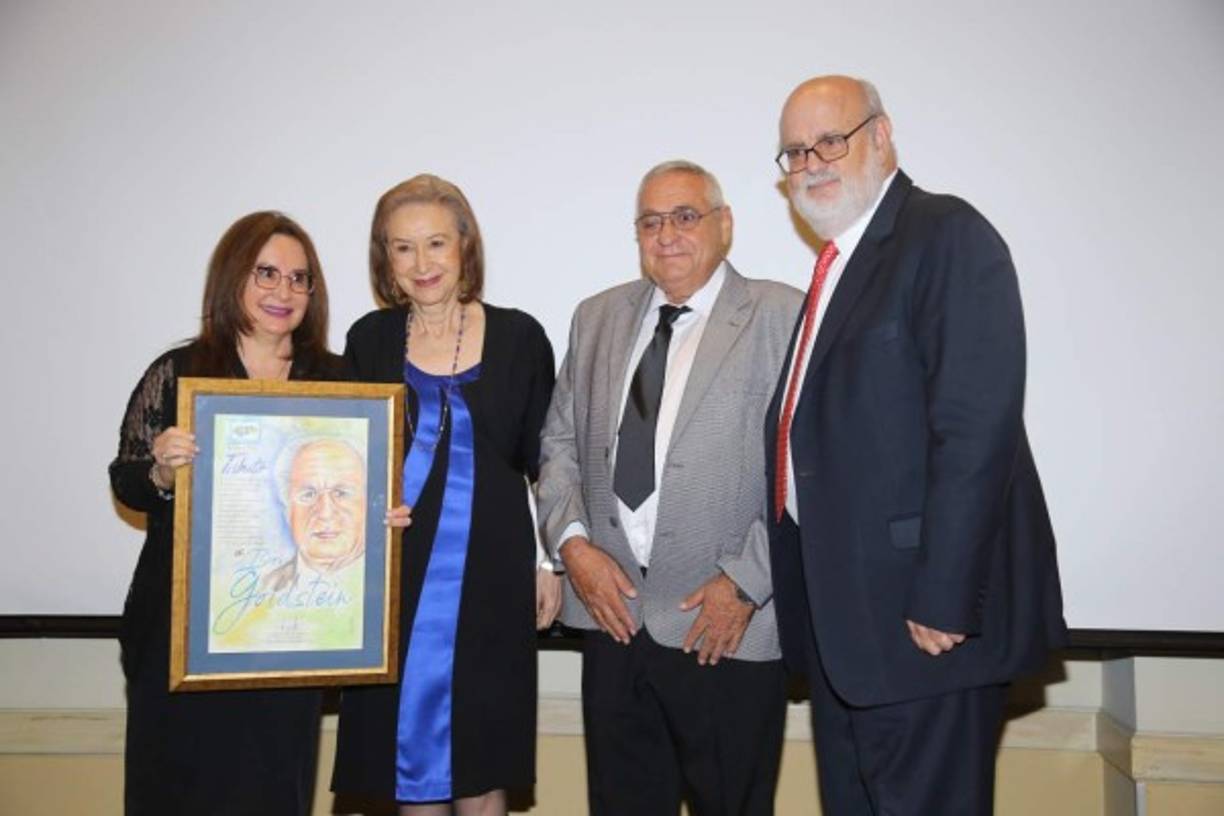 La junta directiva del Cohep honró la memoria y trayectoria empresarial del recordado don Boris Goldstein, un excepcional visionario e impulsor de la empresa privada de Honduras. Doña Alice Goldstein recibió el reconocimiento.