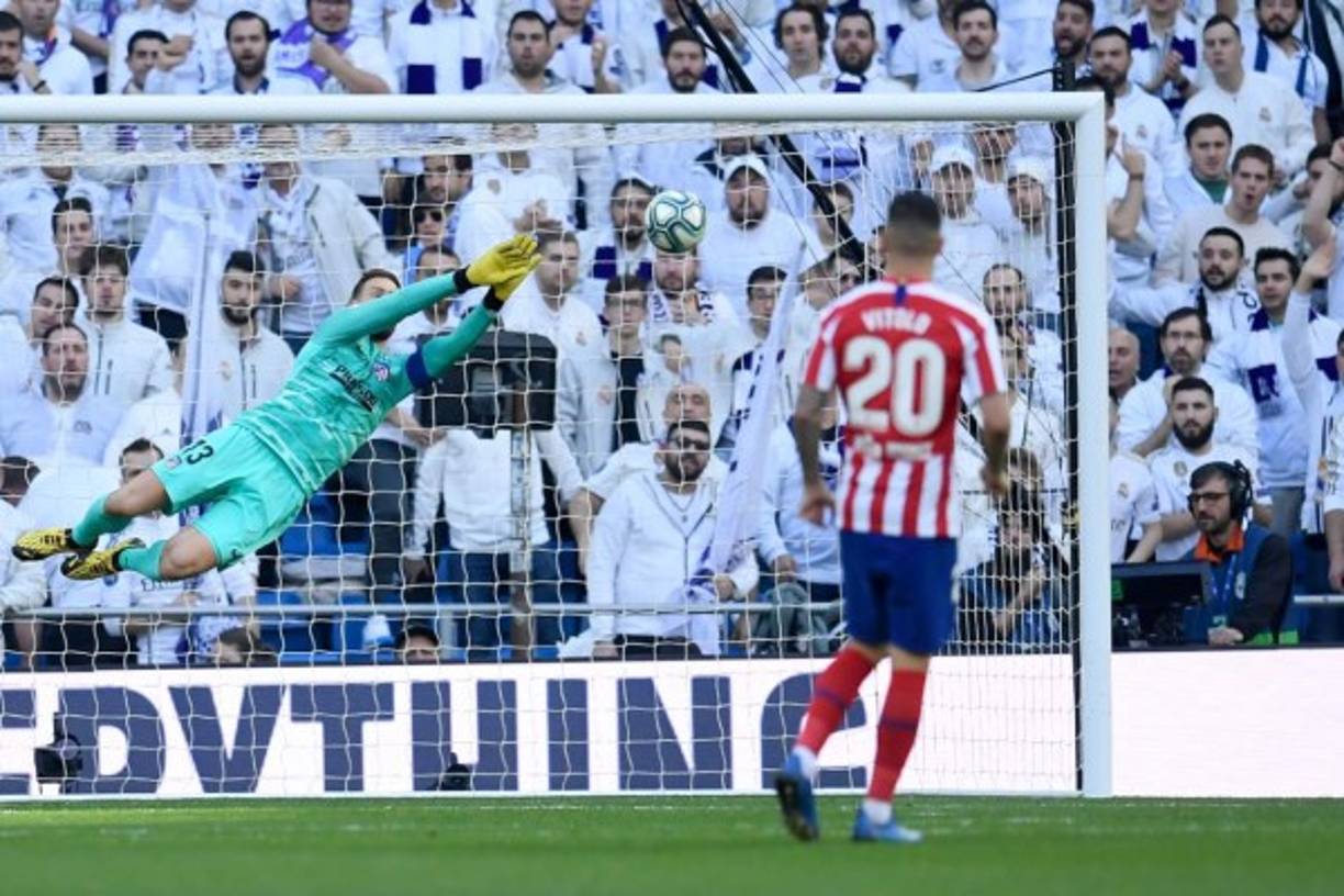Jan Oblak vuela para tapar un disparo madridista.