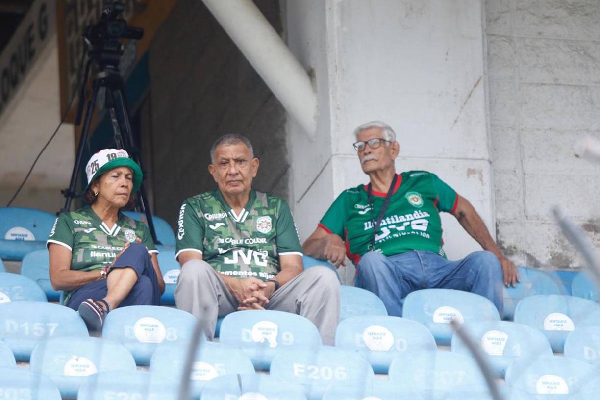 Los fieles hinchas del Marathón tampoco faltaron a la cita del tercer partido del verde en pretemporada.