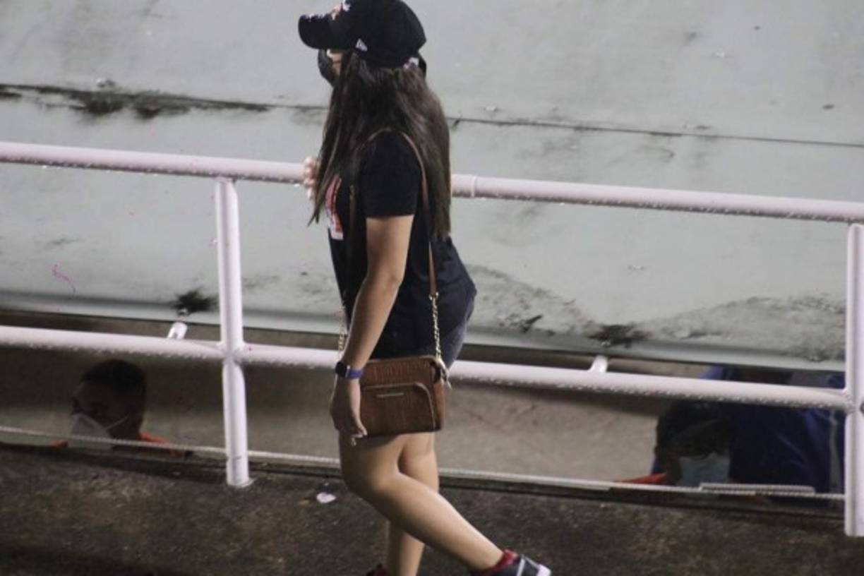 Una de las hermosas chicas que se hizo presente al primer juego del Apertura 2021-2022.