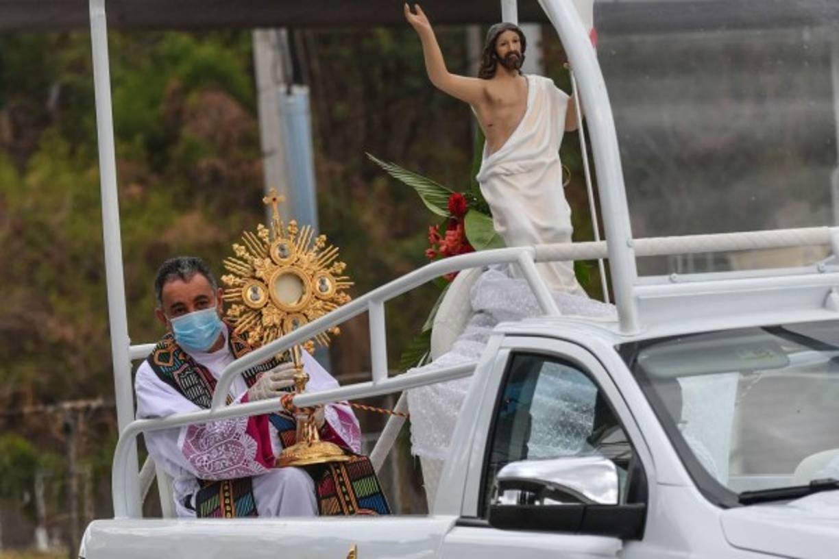 En Panamá, el arzobispo Jose Domingo Ulloa, acompañó una imagen de Jesús que fue trasladada por toda la capital en el Papa Móvil utilizado por el Papa Francisco en su pasada visita a ese país centroamericano.