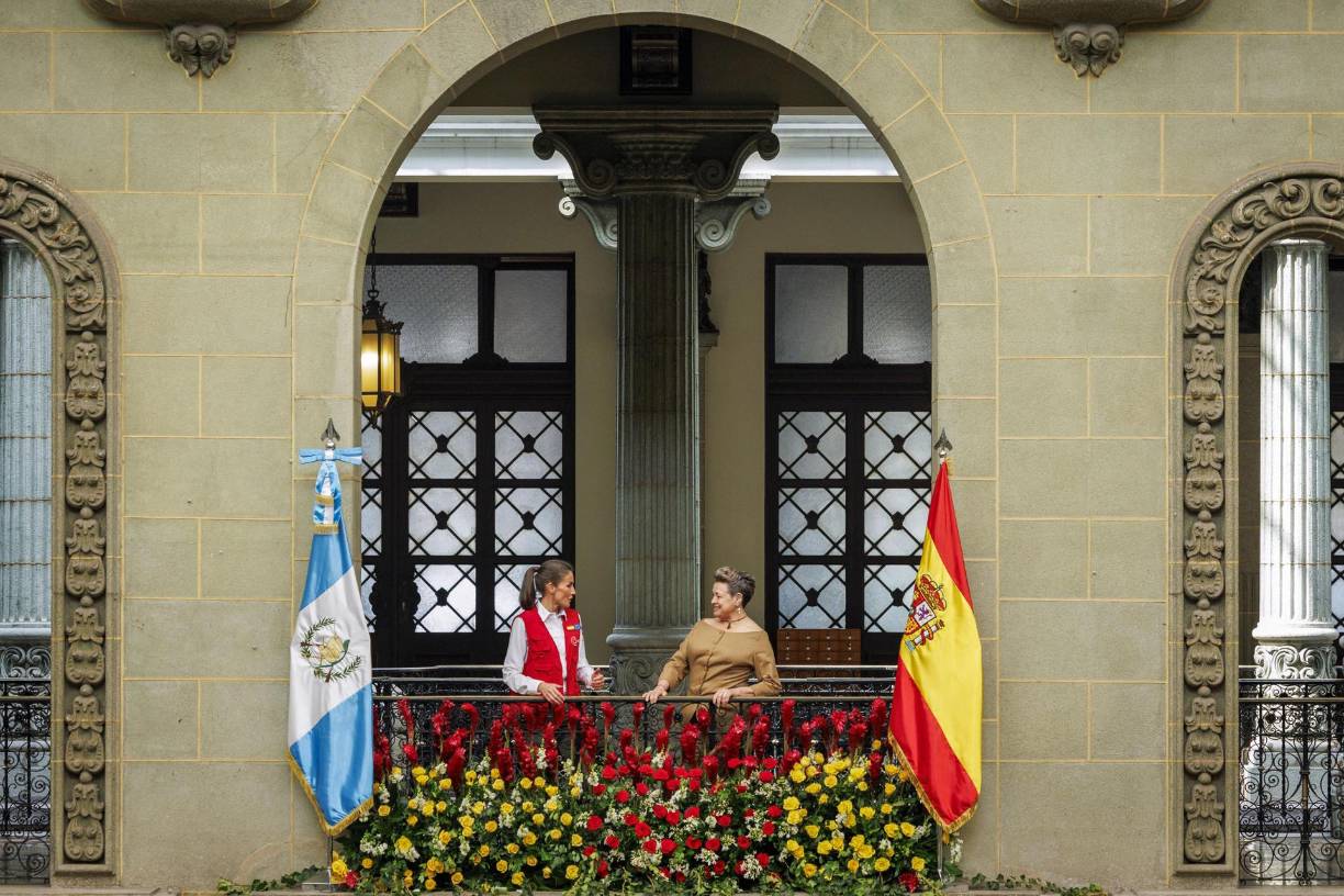 <b>Letizia</b>, ataviada con un chaleco rojo de la Cooperación Española, fue recibida en el Palacio Nacional de la capital por Lucrecia Peinado, esposa del presidente socialdemócrata Bernardo Arévalo, al inicio de su visita el miércoles.