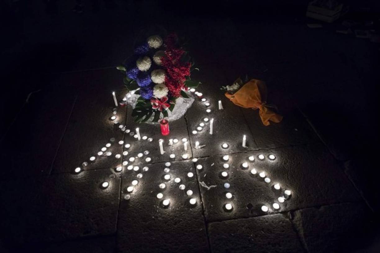 Los ciudadanos continúan dejando ofrendas por las víctimas en las calles de París.