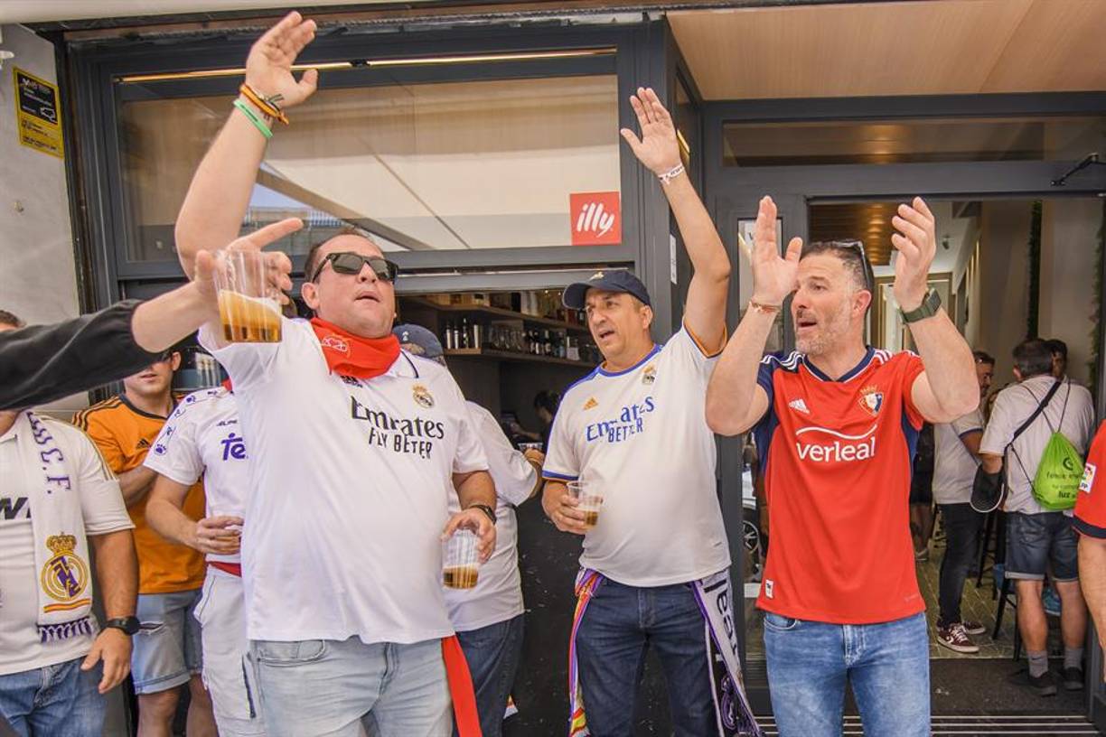 Los aficionados de ambos equipos también disfrutaron juntos horas antes del inicio del gran duelo.