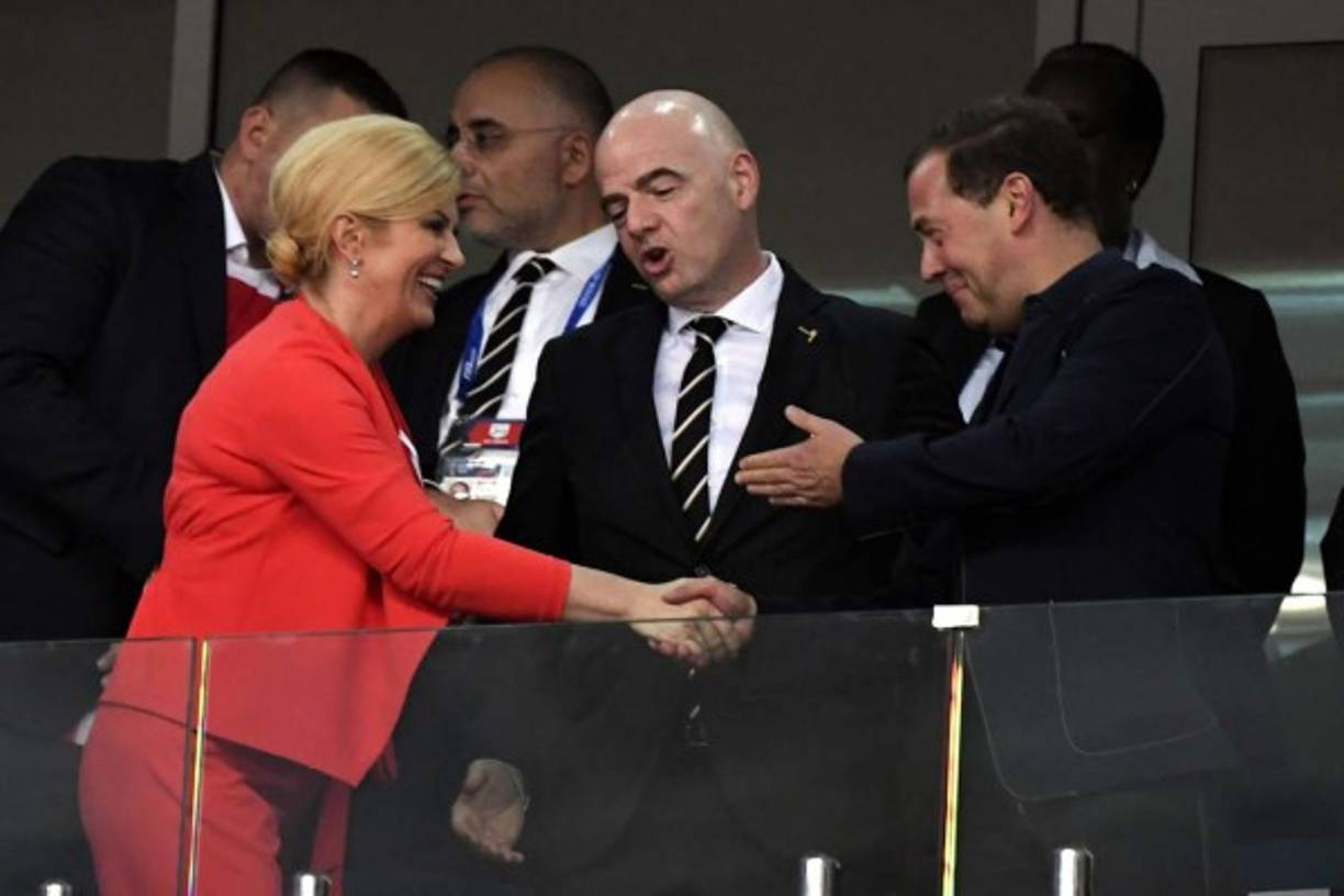 Kolinda Grabar-Kitarović se saludó con el primer ministro de Rusia, Dmitry Medvedev, durante el partido.