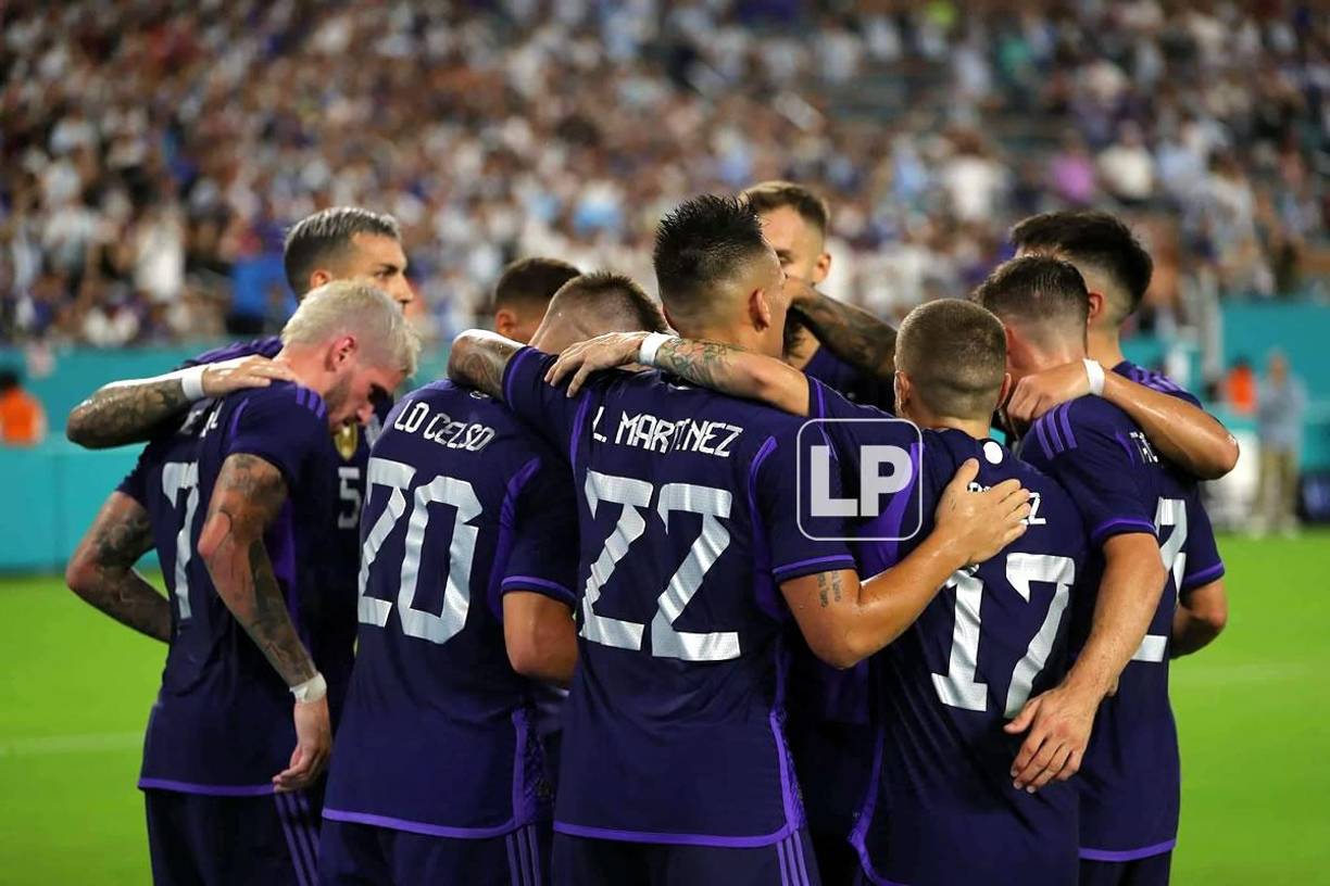 Los jugadores argentinos se abrazan para celebrar el gol de penal de Messi.