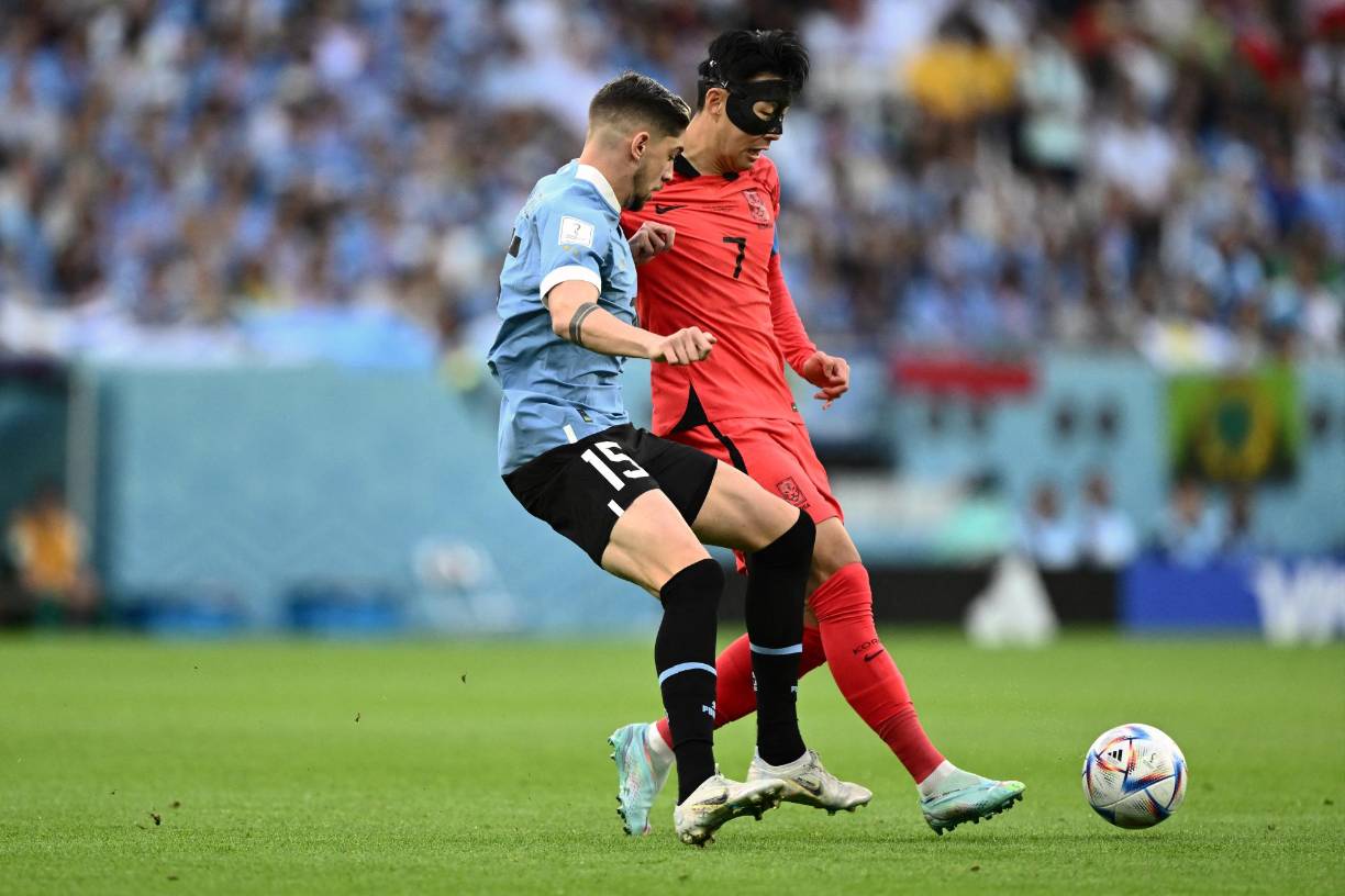 El duelo estuvo parejo durante entre surcoreanos y uruguayos.