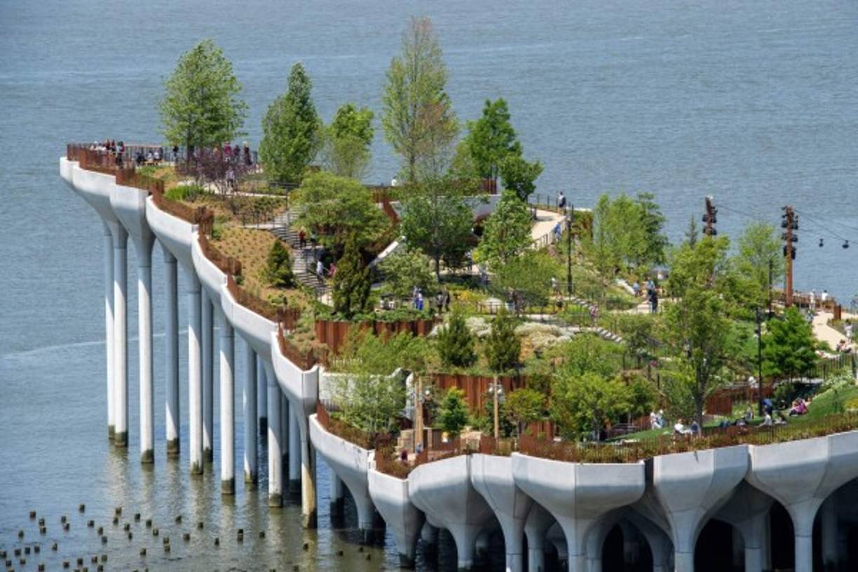 Sobre 132 enormes tulipanes de cemento sostenidos por pilares a orillas del río Hudson levita 'Little Island' (Pequeña Isla), un nuevo parque público flotante de 260 millones de dólares fue inaugurado este fin de semana en Nueva York para deleite de la población, tras más de un año de pandemia.