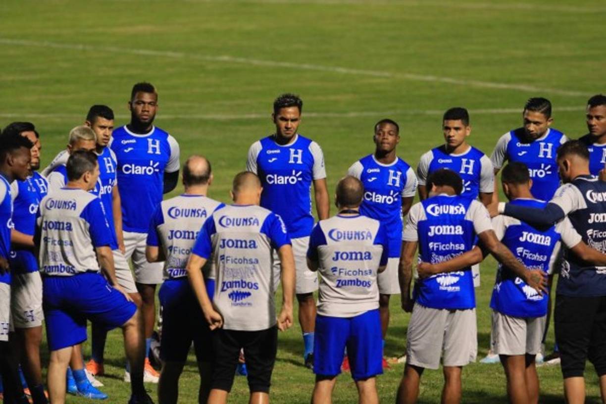 Momento en que Fabián Coito daba instrucciones, los seleccionados escucharon atentos cada palabra del estratega.
