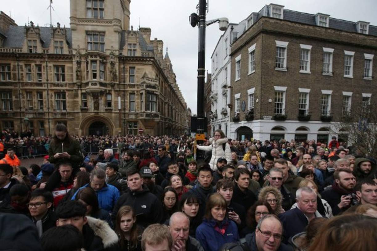 Cientos personas salieron a la calle a despedir al famoso científico. <br/>