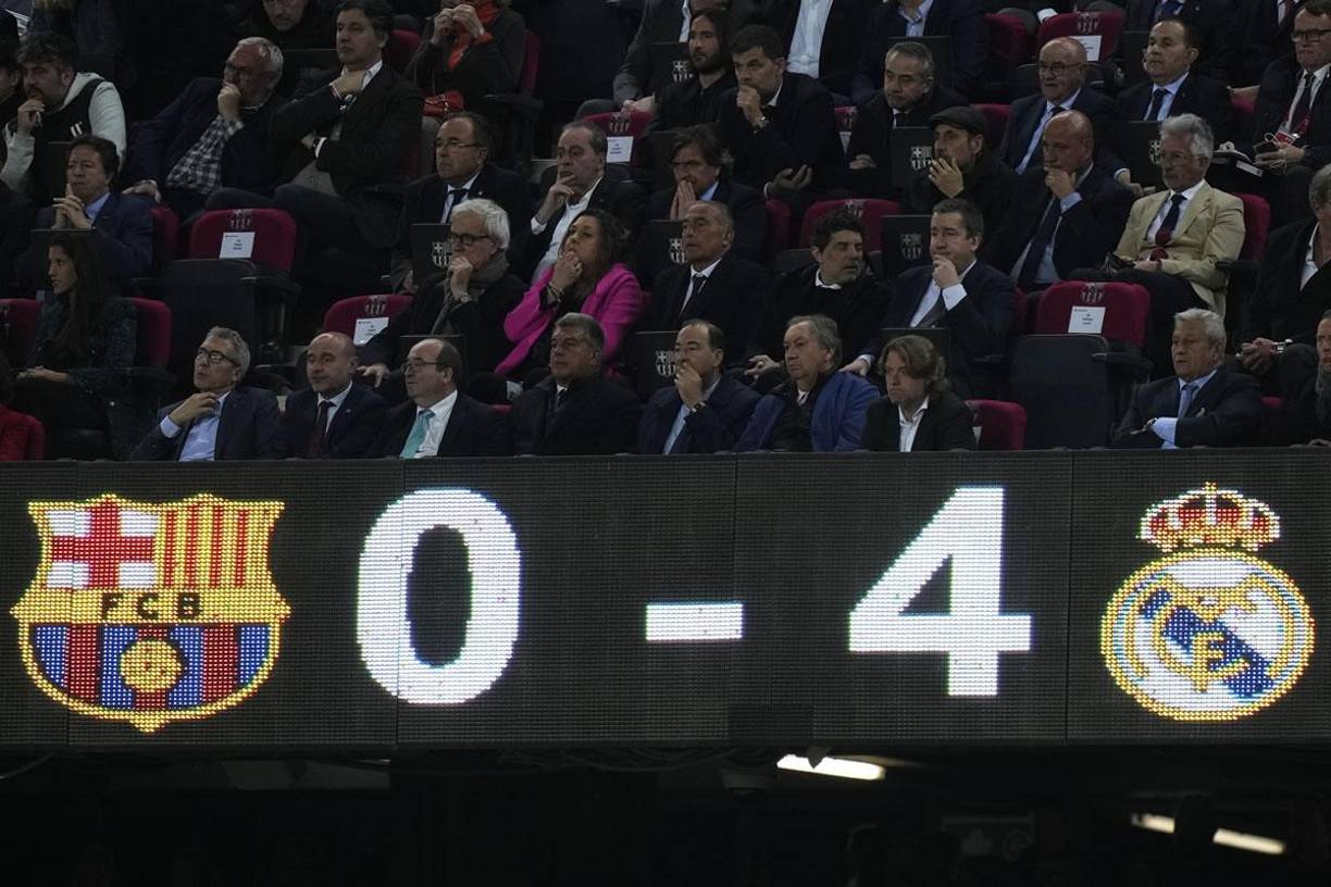 El resultado en el marcador del Spotify Camp Nou: Barcelona 0-4 Real Madrid.