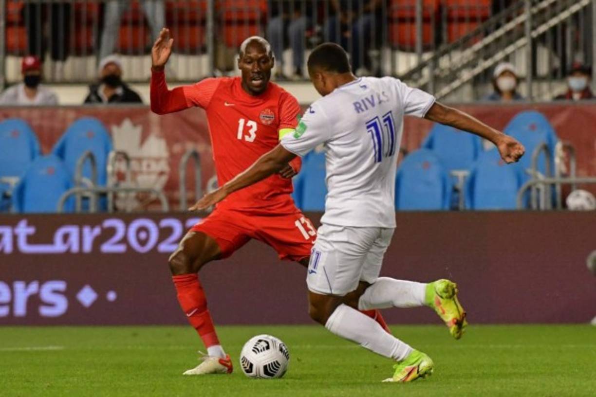 Rigoberto Rivas en la disputa de la pelota con el capitán de Canadá, Atiba Hutchinson.