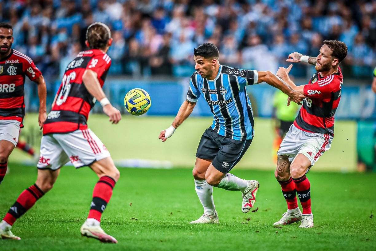 El delantero uruguayo Luis Suárez se quedará en el Gremio de Porto Alegre hasta diciembre, dijo este miércoles el técnico del club brasileño, Renato Portaluppi, pese al interés del Inter Miami de Lionel Messi para contratarlo en esta ventana de transferencias.