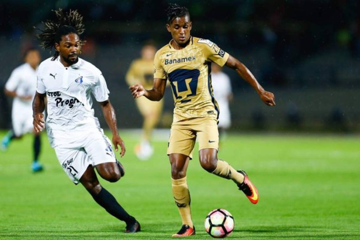 El costarricense Roy Smith del Honduras Progreso marcando al ecuatoriano Fidel Martínez de Pumas.