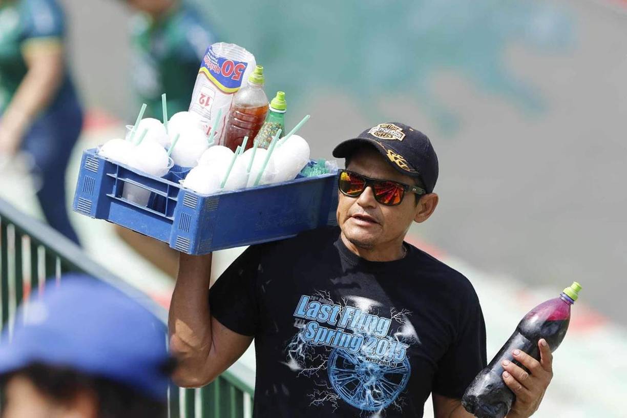 Las chicas que adornaron el derbi Marathón-Real España en el Yankel