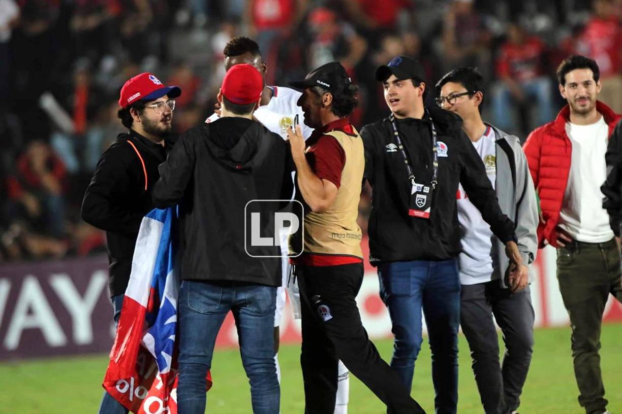 Pedro Troglio celebró emocionado sobre el campo del estadio Alejandro Morera Soto de Alajuela.