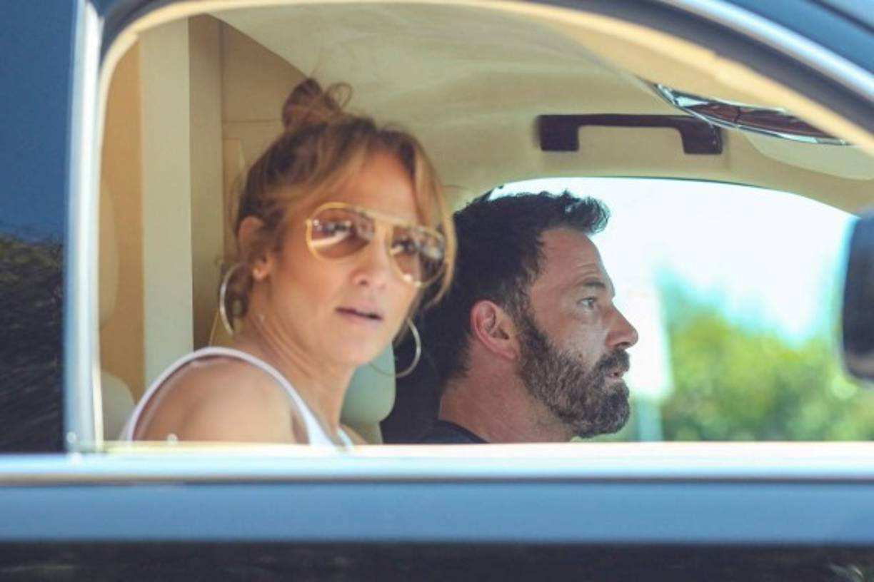 'Siguiendo con mi teoría, expuesta en el episodio 40 de @bpisdoingherbest, de que JLo y Ben Affleck nos están dando un remake plano a plano de 'Jenny from the Block' para el próximo 20 aniversario de la canción', escribió en Instagram St. Onge.