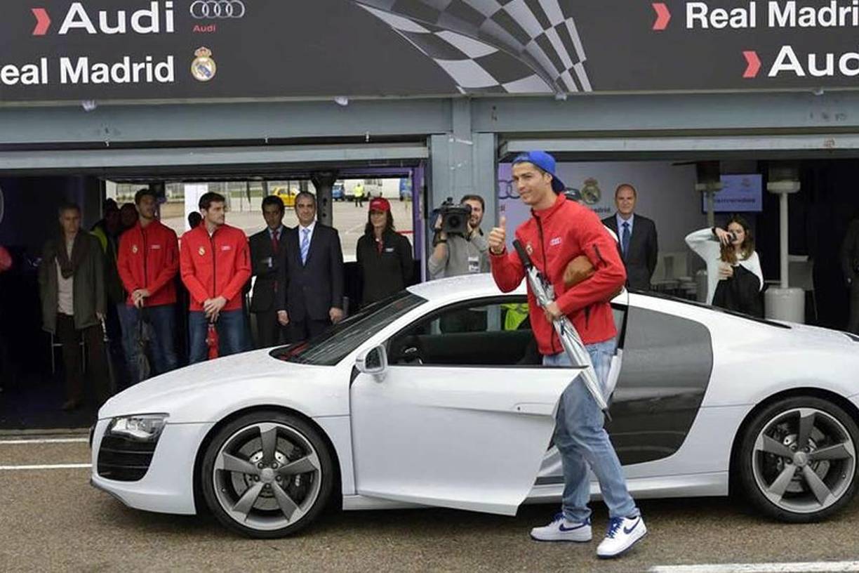 Audi R8 Coupé - En la temporada 2012-2013, Cristiano eligió un Audi R8 Coupé 5.2 FSI V10 plus quattro de 550 CV. Tenía en ese entonces un precio de 137.030 euros.