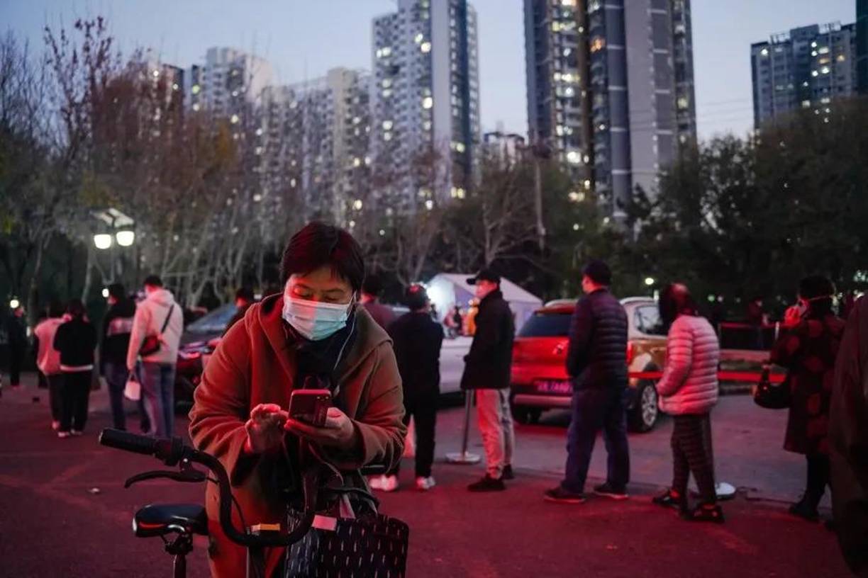 La transmisión del HMPV ocurre por contacto directo con secreciones contaminadas, incluyendo saliva, moco y aerosoles.