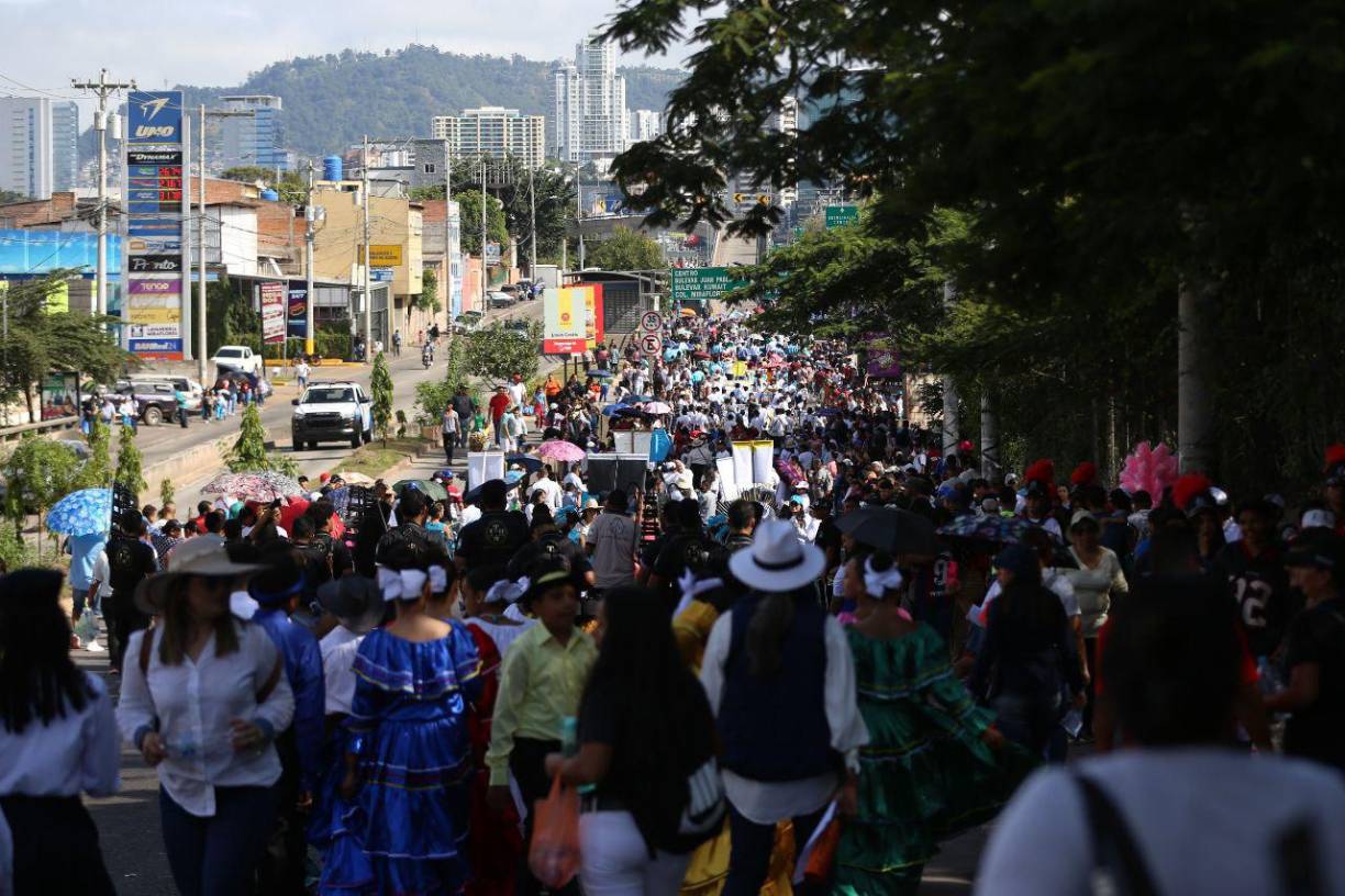Como ya es costumbre, las escuelas desarrollan sus desfiles en días previos al 15 de septiembre, fecha en la que los colegios realizan sus actividades. 