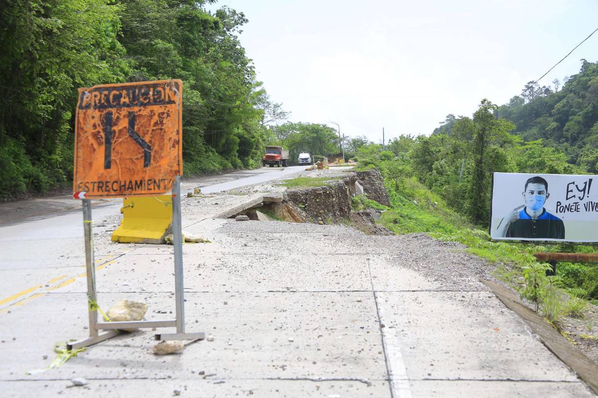 Hasta los rótulos de advertencia están daños. Este daño está a pocos metros del Centro de Convenciones Marina Copán en Copán Ruinas. 