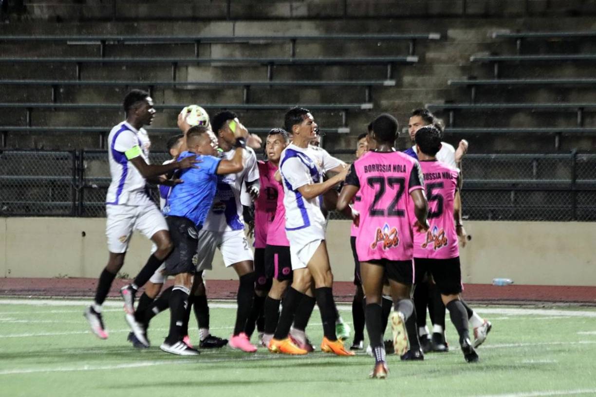 Así fue la pelea que protagonizaron jugadores del Génesis de Comayagua contra el Borussia Nola.