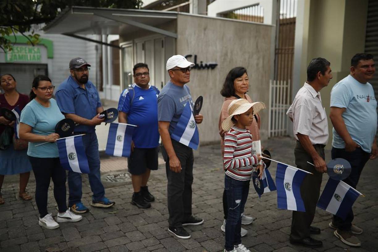 Simpatizantes del presidente salvadoreño, Nayib Bukele, se alistan para presenciar la ceremonia.