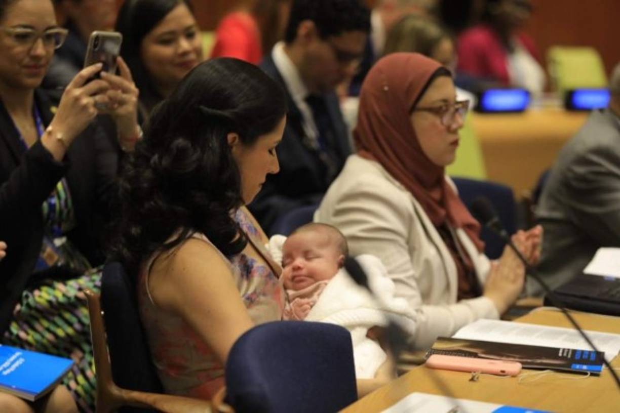 La primera dama salvadoreña también asistió a la conmemoración del 30° aniversario de la Convención de Derechos de la Niñez junto a su bebé.