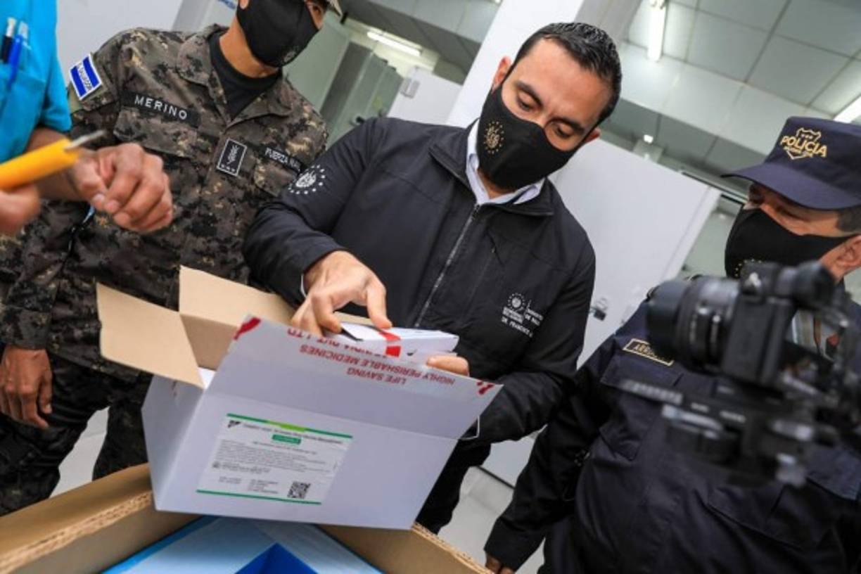 El Salvador, es el tercer país centroamericano en recibir vacunas, el primero fue Costa Rica, el 23 de diciembre, cuando le llegó un lote de unidades de la firma Pfizer/BioNTech.