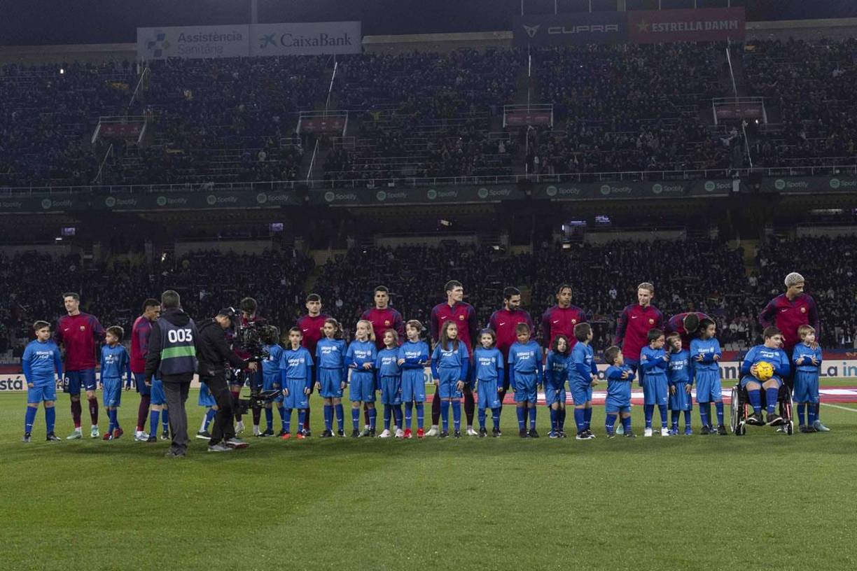 El bonito gesto de los jugadores del Barcelona saliendo a la cancha con niños en celebración del Día Internacional de las Personas con Discapacidad.