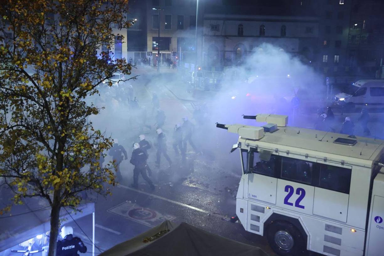La policía antidisturbios se enfrenta a los aficionados en las calles de Bruselas después del partido.