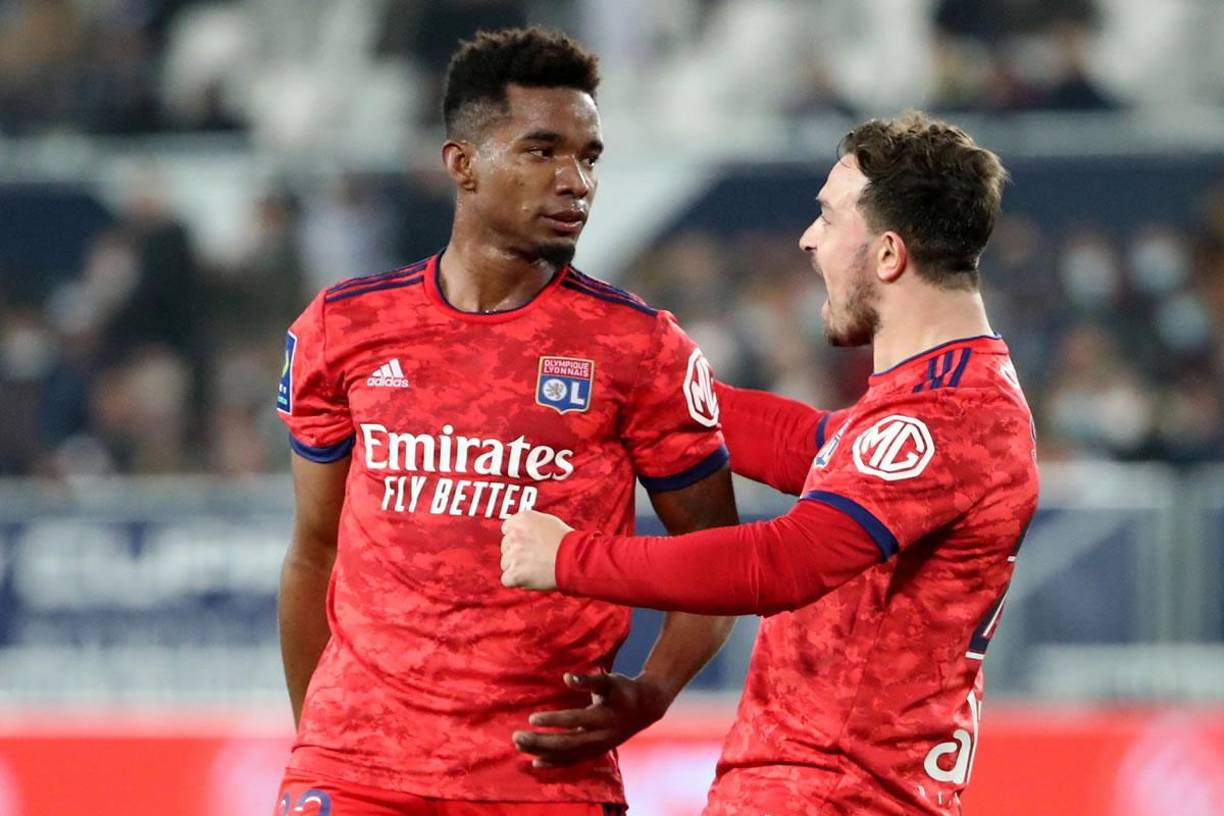 Thiago Mendes y Xherdan Shaqiri festejan el segundo gol del Lyon.