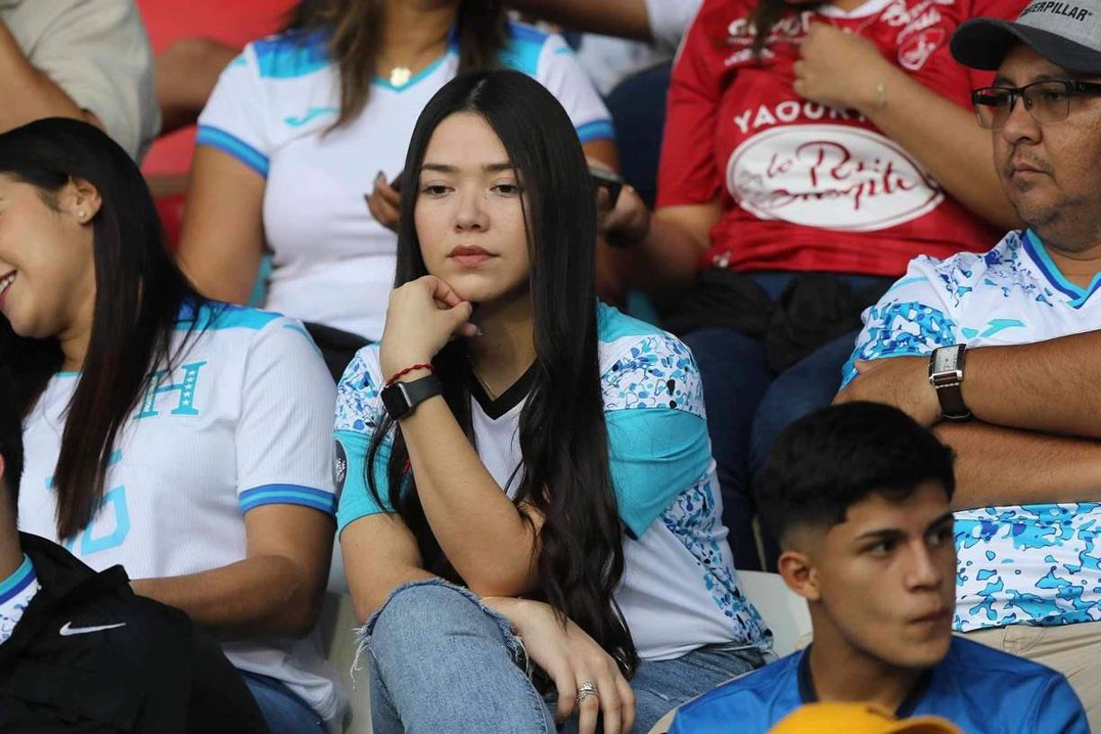 Y claro, no podía faltar la belleza de las hondureñas. Esta aficionada cautivó en el Nacional Chelato Uclés.