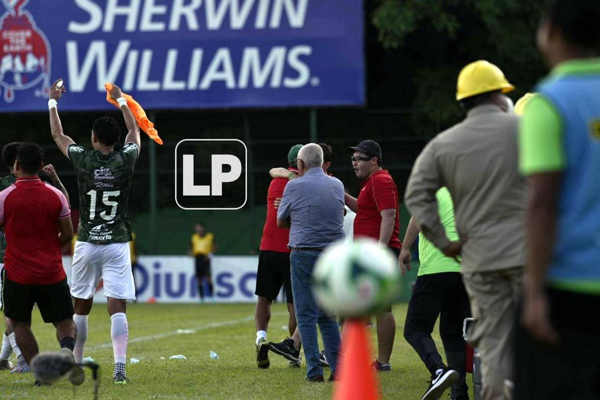 Manuel Keosseián y su cuerpo técnico festejan el cuarto gol del Marathón ante Olancho FC.