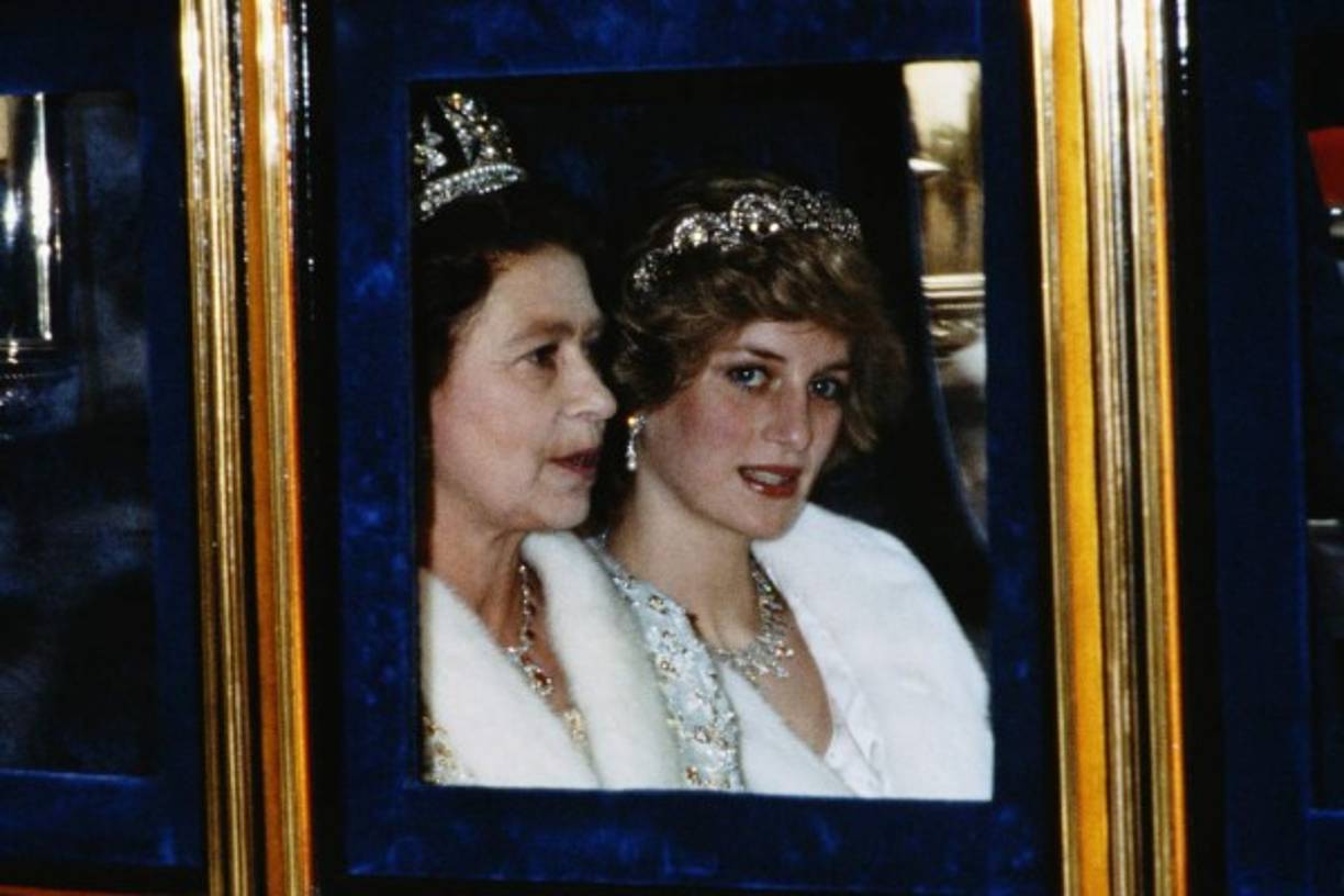 La reina Isabel y la princesa de Gales asistieron a la apertura del Parlamento en Londres el mes de noviembre de 1982. Diana llevaba un abrigo de piel blanco y la tiara Spencer.