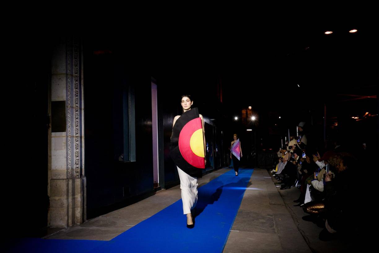 Pero, esta vez, vuelve con un enfoque más depurado y moderno, haciendo honor a los colores vivos y a los tejidos reciclados, en línea con los principios eco-responsables de Rodrigo Basilicati-Cardin. “Las siluetas han sido simplificadas, sin dejar de ser singulares. Quiero dirigirme a una clientela joven que cada vez se aleja más de la uniformidad”, explicó este ingeniero de formación.