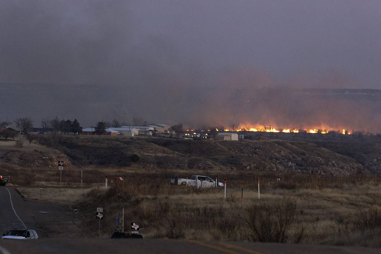 Según el Servicio Forestal de la universidad Texas A&amp;M hay todavía cinco incendios forestales activos y uno de ellos, el mayor en la historia de Texas, el Smokehouse Creek en el condado Hutchinson, ha incinerado casi 405.000 hectáreas.