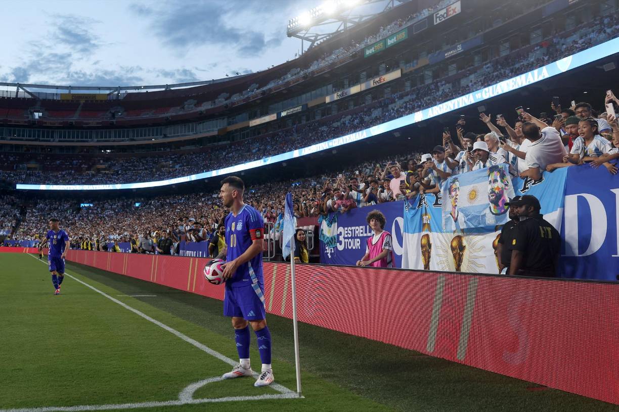 La hazaña la repitió el argentino Juan Marvezy en 1961 ante Ecuador. Un año después, se repitieron equipos cuando José Manuel Moreno fue una de las figuras del 12-0 de Argentina ante Ecuador. Finalmente, el último en sumarse a la lista fue el brasileño Evaristo en el 9-0 ante Colombia en la edición de 1957. 