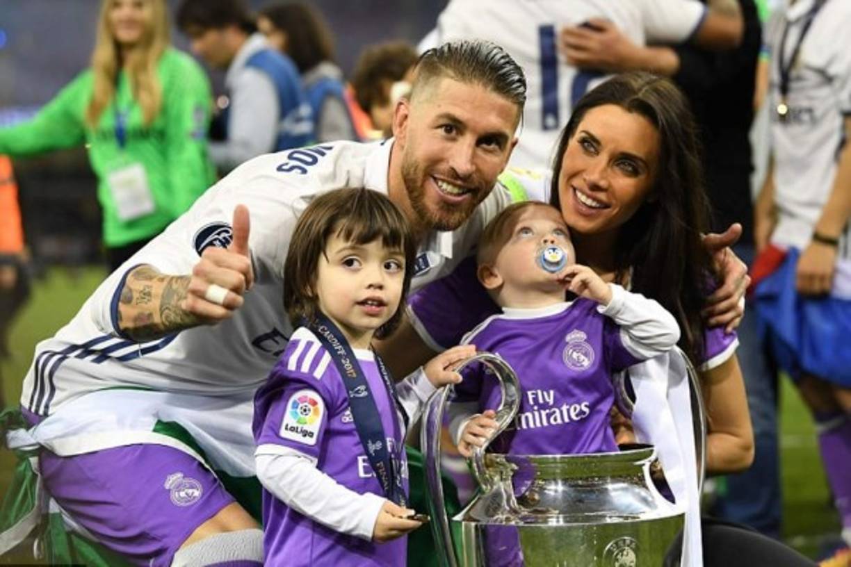 Sergio Ramos también posó junto a su esposa Pilar Rubio y sus hijos.