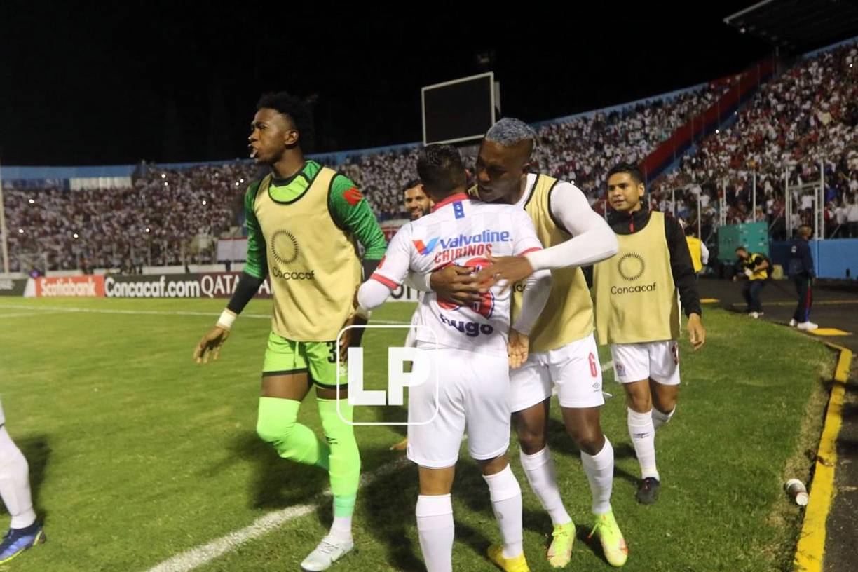 Y no podía faltar la felicitación de Brayan Beckeles con Michaell Chirinos.