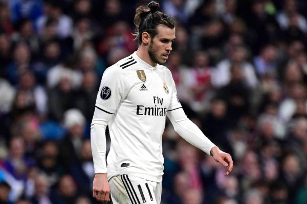 El agente de Gareth Bale insiste en la voluntad del jugador de no moverse del Real Madrid. 'No sé si el señor Zidane quiere quedarse con Bale, pero él por el momento quiere quedarse', comentó el agente del galés, Jonathan Barnett, a Sky Sports News. 'Tiene contrato y le gustaría verlo cumplido hasta 2022. Ha sido y es en mi opinión, uno de los tres o cuatro mejores jugadores del mundo', añadió.