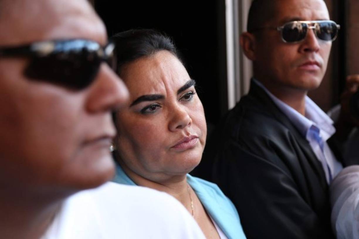 1. Rosa de Lobo es investigada por presunto desvío de L12.2 millones<br/><br/>La ex primera dama de la nación Rosa Elena Bonilla de Lobo resultó ser la alta exfuncionaria gubernamental investigada por el desvío irregular de 12.2 millones de lempiras, unos 510,000 dólares, justo a seis días de que su esposo Porfirio Lobo Sosa dejara la presidencia de la república el 27 de enero de 2014, según una investigación del Consejo Nacional Anticorrupción (CNA).<br/><br/>El expediente investigativo, ahora en poder de la Unidad Fiscal Especial contra la Impunidad de la Corrupción (Ufecic) y la Misión de Apoyo Contra la Corrupción y la Impunidad en Honduras (Maccih), establece que el 22 de enero de 2014, la señora Lobo se presentó a una sucursal bancaria de la capital a cambiar un cheque del despacho a su cargo por 12.2 millones y luego lo depositó a una cuenta personal.<br/>La unidad de Investigación de Diario LA PRENSA sacó a luz los detalles de la irregular transacción, entre ellos, el congelamiento de sus cuentas bancarias a solicitud de la Ufecic y de la Agencia Técnica de Investigación Criminal (Atic) y las indagacaciones relacionadas con varias propiedades e inmuebles registrados a su nombre dentro y fuera del país.<br/>A raíz de la publicación de LA PRENSA, Bonilla de Lobo se presentó el jueves 14 de diciembre ante el Ministerio Público para pedir información de las investigaciones en su contra.<br/><br/>Al final de la reunión con los fiscales, la propia exfuncionaria confirmó a los medios de comunicación que había una línea de investigación abierta en su contra, pero no ofreció mayores detalles.<br/>“Lo más prudente que pudimos haber hecho es presentarnos y sí hay una línea de investigación. Decidimos hacernos presentes para ver cuál es el problema. No le debo nada a nadie y estoy aquí en mi condición de hondureña, de exprimera dama para responder cualquier tipo de dudas”, dijo al salir del Ministerio Público. Aseguró que estaba lista para responder y desvanecer las denuncias en su contra.<br/><br/>Tras la publicación de LA PRENSA, la directora del CNA Gabriela Castellanos y el jefe de investigación de ese organismo Odir Fernández, confirmaron la publicación de este diario y dijeron que la exfuncionaria investigada por la transacción irregular era justamente Rosa Elena Lobo. También se supo que la Ufecic y la Maccih investigan a Rosa Lobo por el destino de 100 millones de lempiras asignados a su despacho.