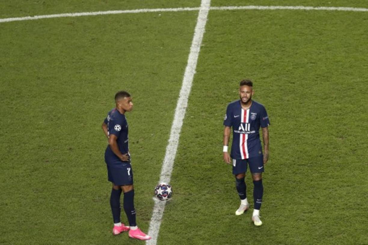 Esta fue la reacción de Neymar y Mbappé luego del gol del Bayern Múnich que le dio el título al cuadro alemán.