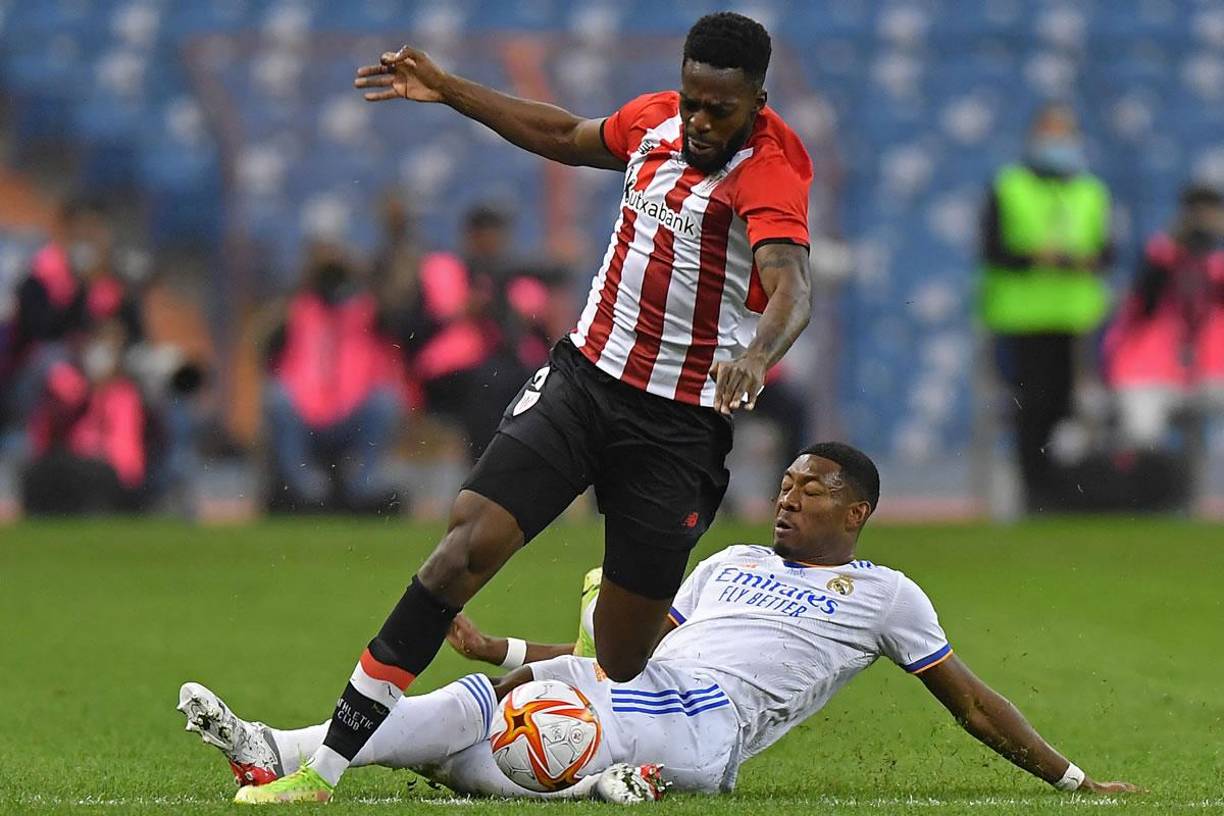 Iñaki Williams superando a David Alaba en un lance del partido.