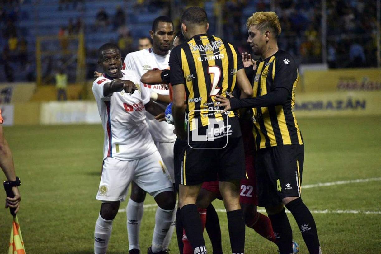 Boniek García se enfadó con una decisión arbitral y el Clásico subió de temperatura unos momentos.
