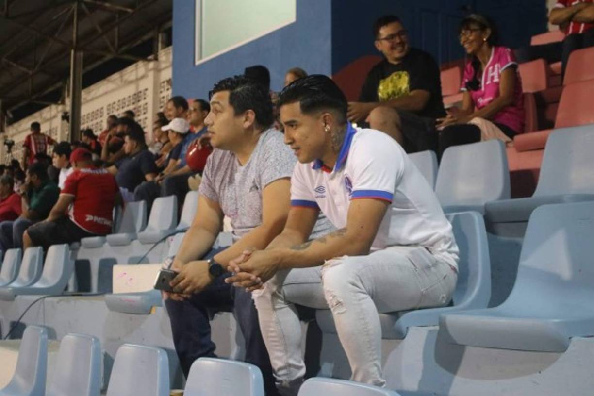 El delantero Michaell Chirinos decidió llegar al estadio de La Ceiba para disfrutar del Vida vs Olimpia.