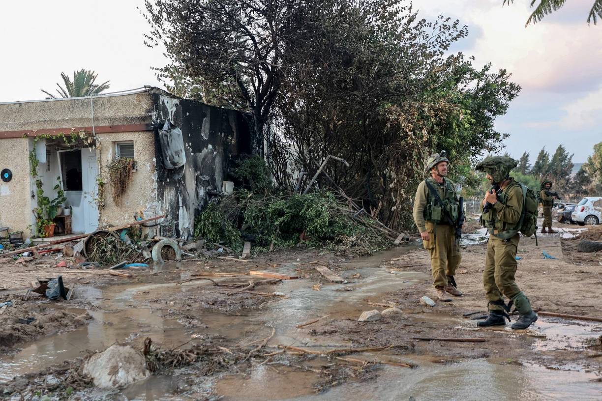 Durante los combates para recuperar este edificio murieron seis soldados israelíes, agrega el militar, y se consiguió rescatar con vida a varios rehenes tras seis o siete horas de lucha.