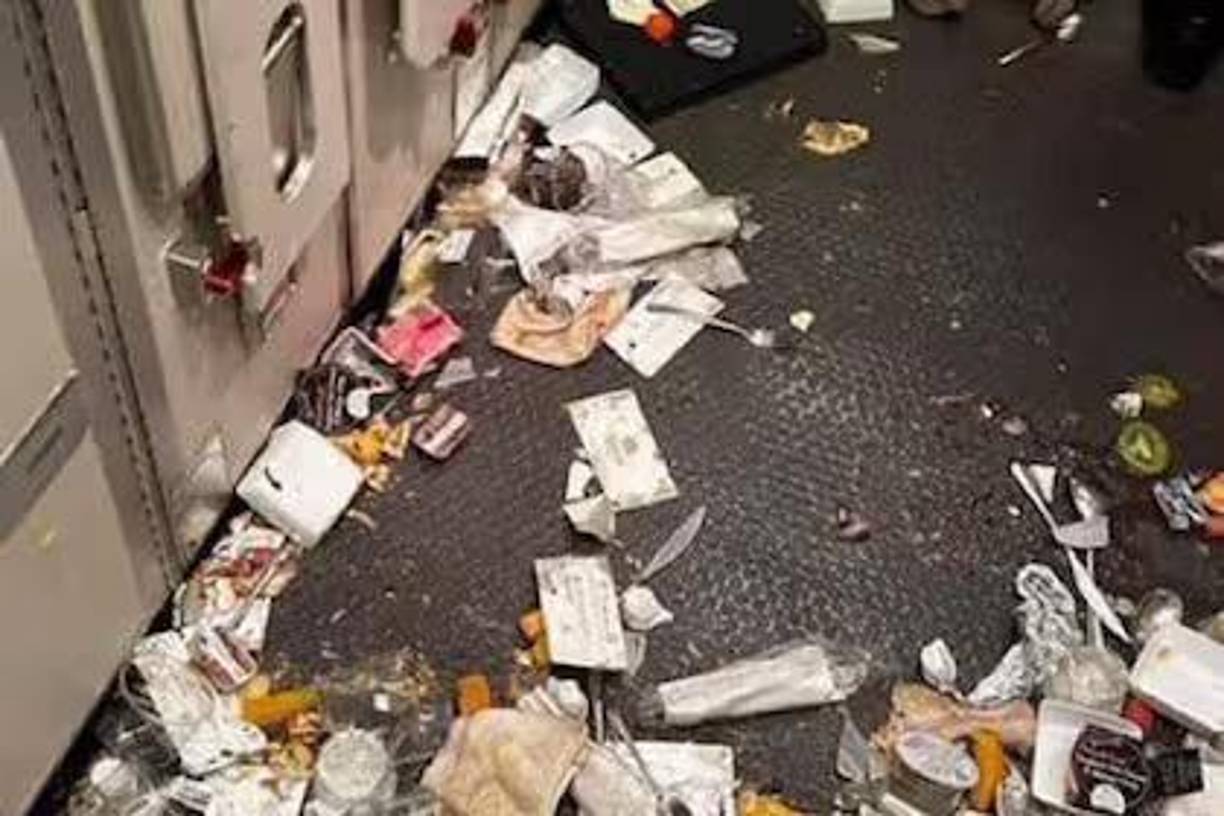 Conforme a los datos del portal FlightRadar, que registra los vuelos en todo el mundo, el avión de Singapur Airlines sufrió una súbita pérdida de altitud durante 4 minutos, por la que descendió desde los 37.000 hasta los 31.000 pies (de 11.200 metros a 9.400 metros), cuando aparentemente logró estabilizarse.