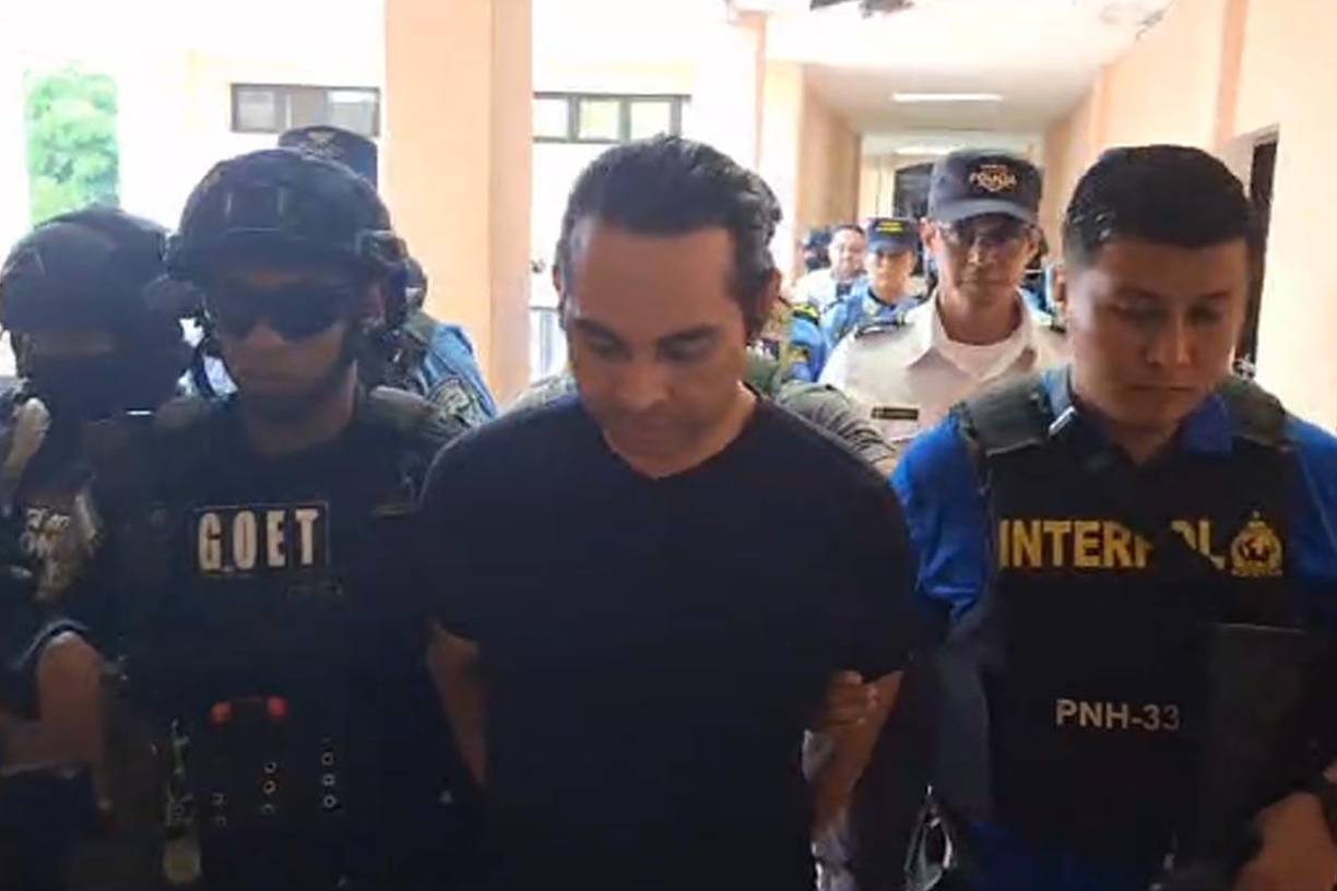 Posee una orden de captura vigente por parte del Tribunal Sexto Contra el Crimen Organizado Despacho Dos de San Salvador, emitida el 20 de mayo de 2024. 