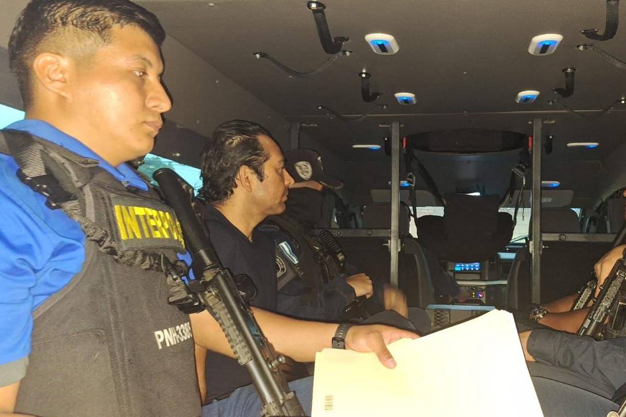 Los cargos en su contra incluyen defraudación a la economía pública, lavado de dinero y activos, así como pertenencia a agrupaciones ilícitas, en perjuicio del orden socioeconómico, múltiples víctimas subsidiarias y la paz pública.